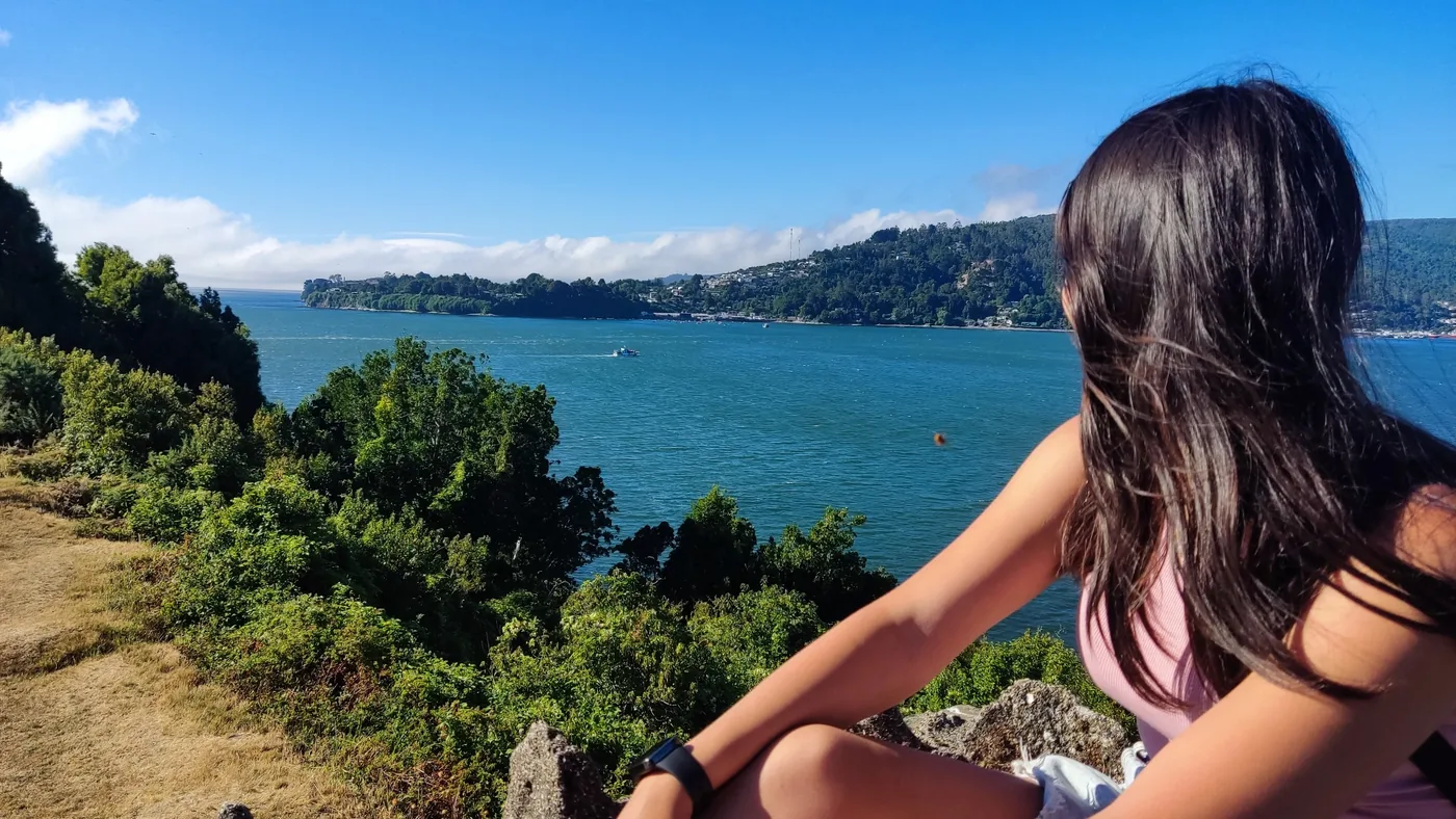 Catalina mirando hacia el paisaje
